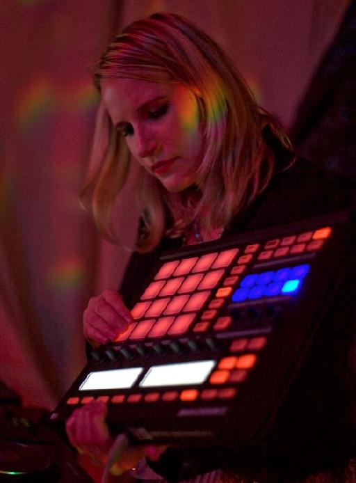 Laura Escudé performing live with NI's Maschine