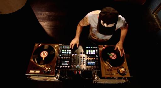 DJ Shiftee using the Traktor Kontrol S8 as a DVS mixer for 2 turntables.