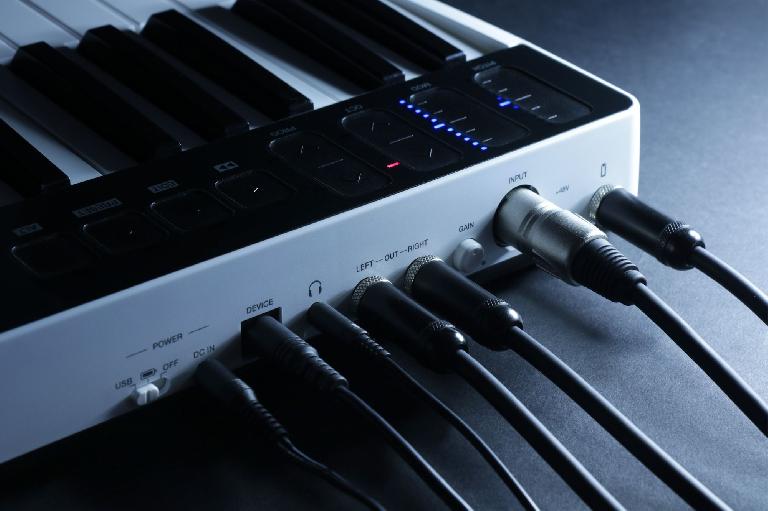 Review: IK Multimedia iRig Keys IO MIDI Controller + Audio