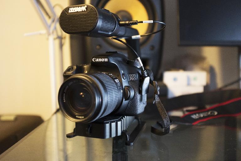 A DSLR mounted on MicRig