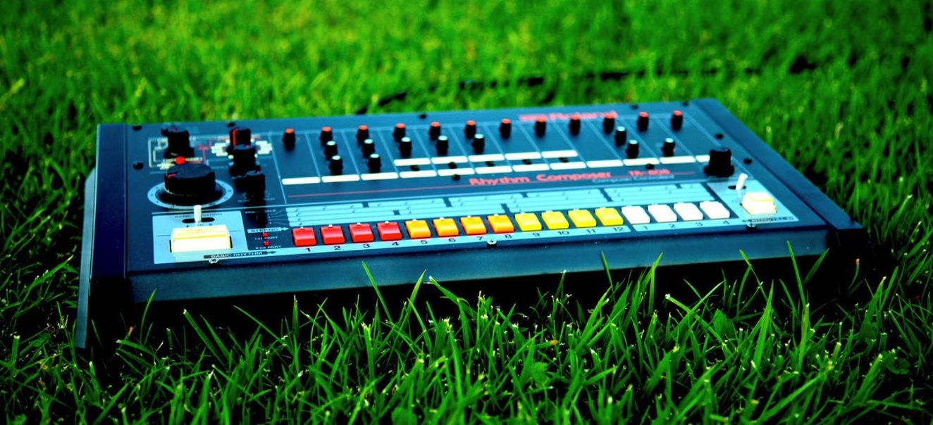Free Roland TR-808 Sample Kit, No Effects Added : Ask.Audio