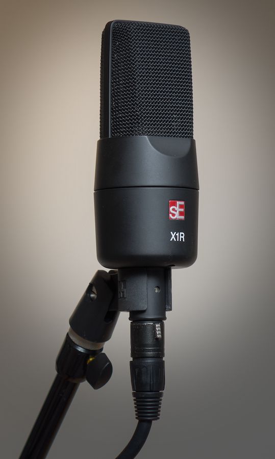 Figure 1. The sE Electronics sE X1R in supplied hard mount.