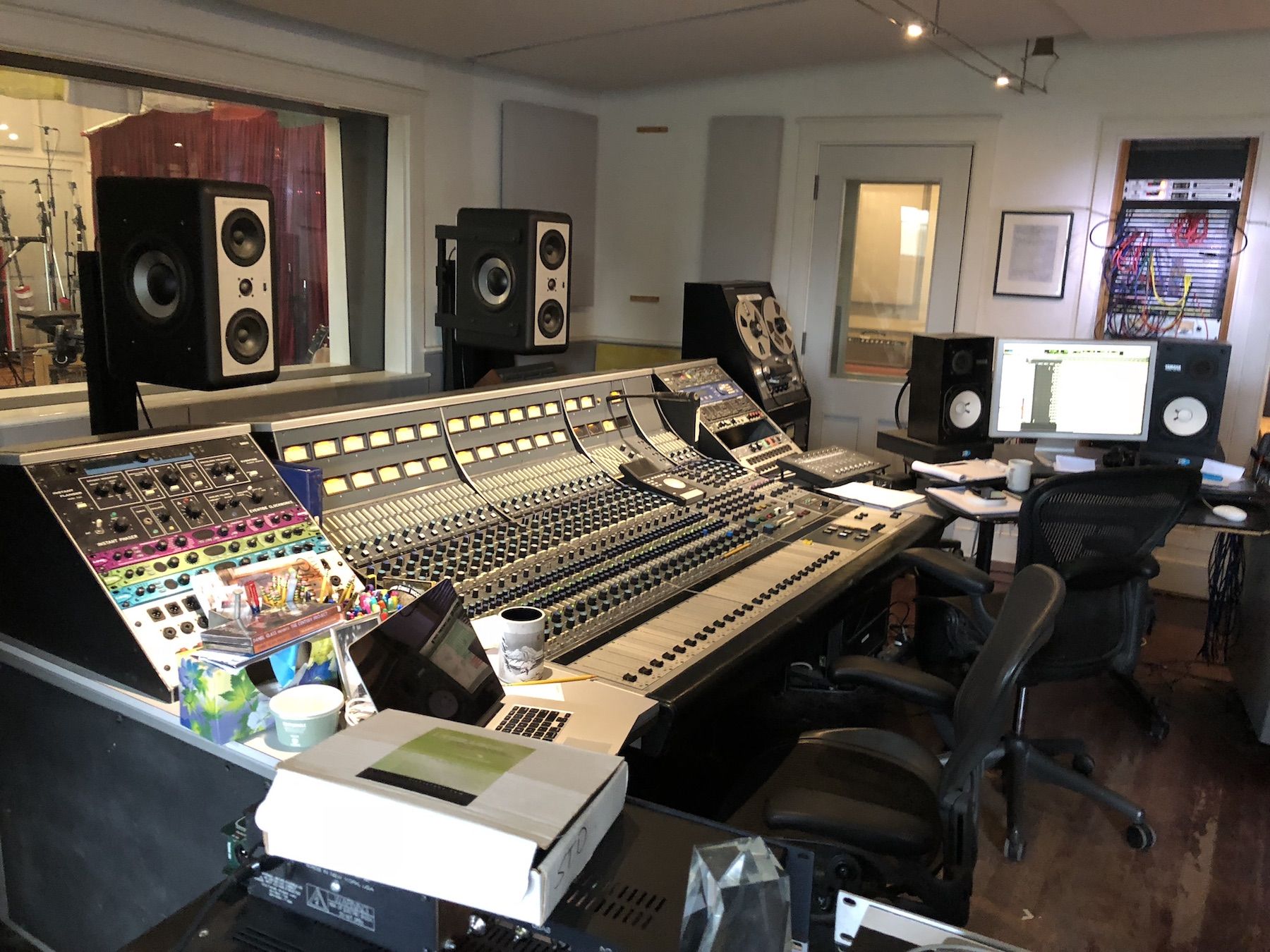 Why A Pro Recording Studio Can Be Better Than Your Home Studio : 