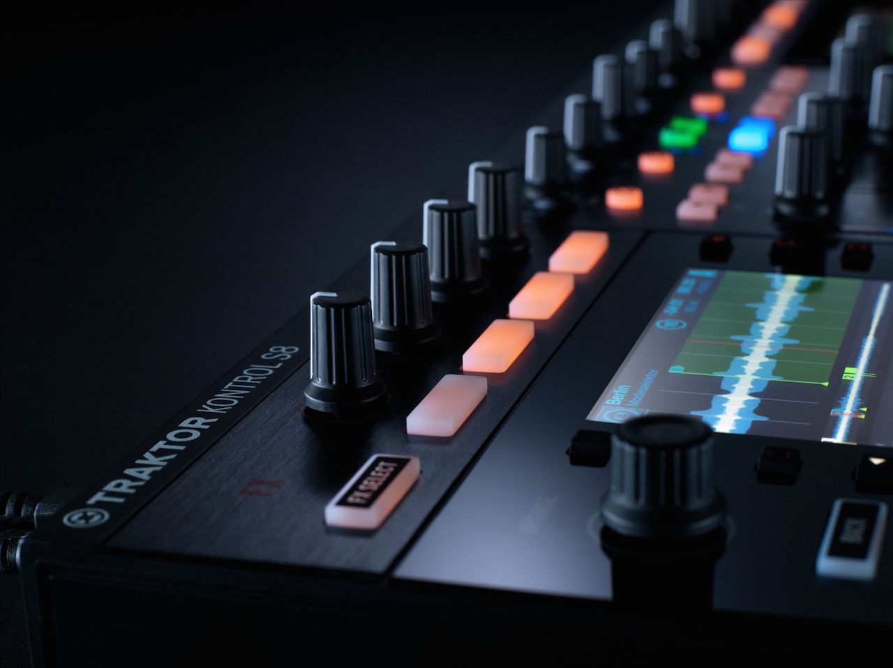 Native Instruments公司宣布拖拉机KONTROL S8的DJ们: Ask.Audio