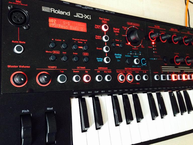 Review: Roland JD-Xi Synthesizer : Ask.Audio