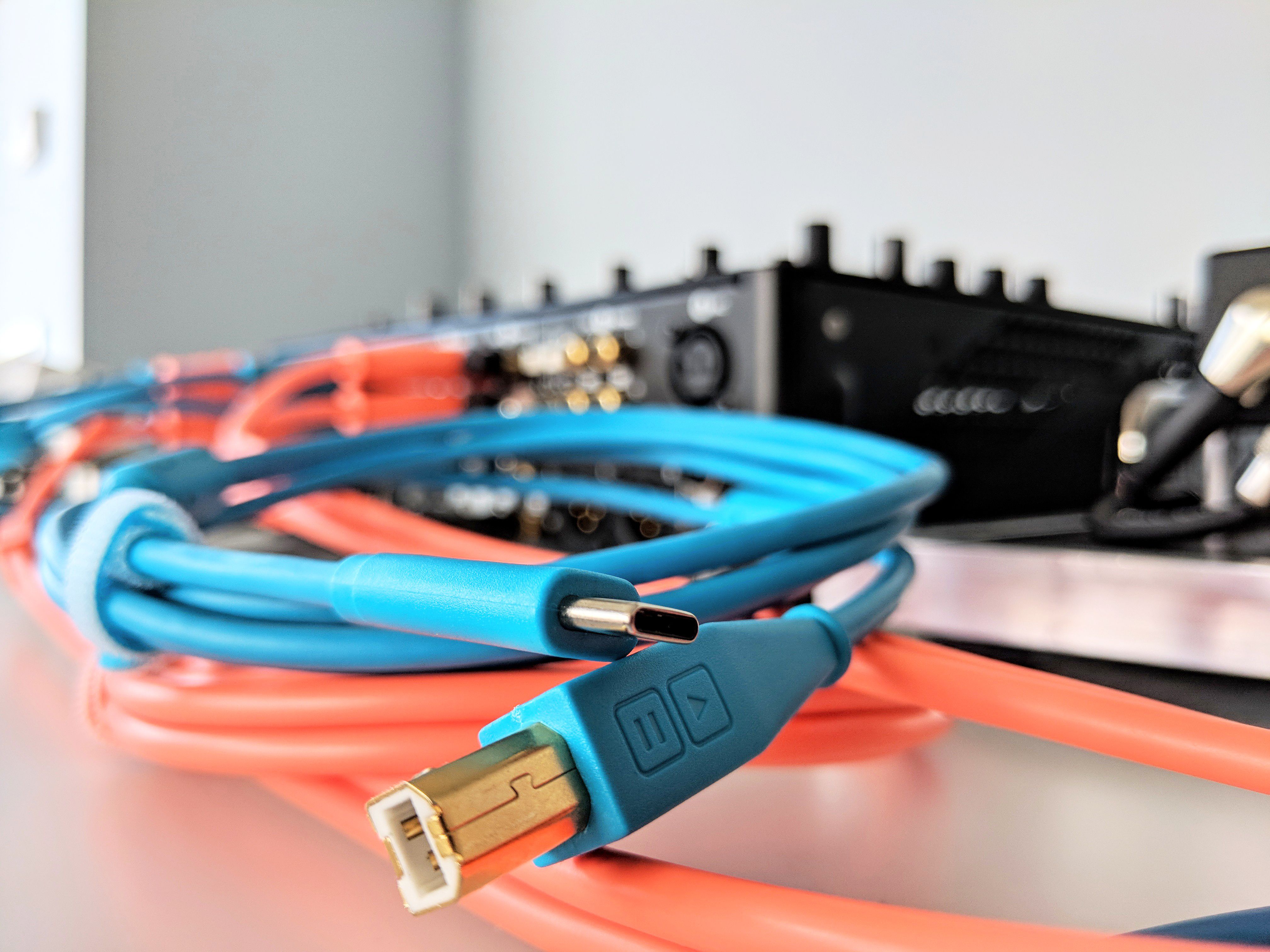 Kabel für DJs DJ TECHTOOLS DJTT USB Chroma Cable Red 1,5m abgewinkelter Stecker 