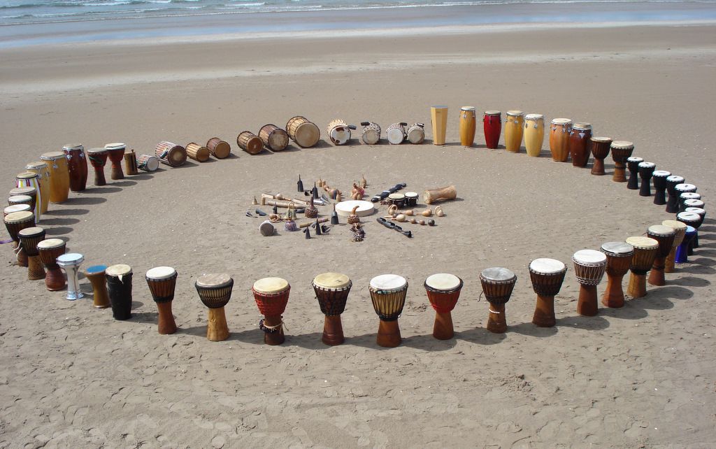 A wonderful shot of a drum circle set-up on the beach (http://pinkbananashoes.wordpress.com/tag/london-drum-circle/)